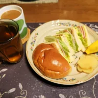 トーストサンドイッチ、チョコクリームパン、沢庵、ホットコーヒー、六条麦茶、バナナ(朝ご飯)|enarinさん