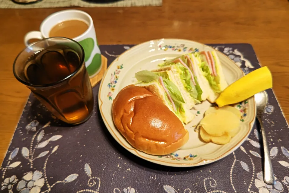 トーストサンドイッチ、チョコクリームパン、沢庵、ホットコーヒー、六条麦茶、バナナ(朝ご飯)|enarinさん