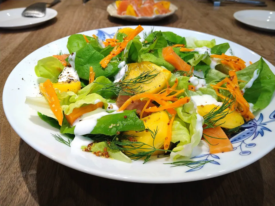 柿とスモークサーモンのサラダ|古尾谷りかこさん