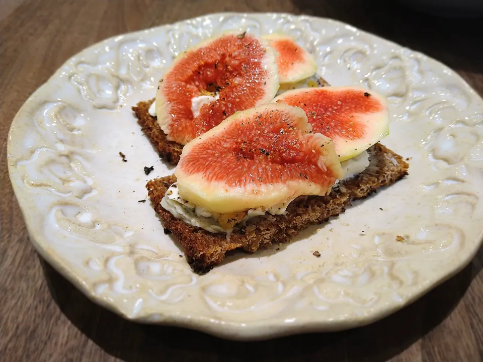 無花果とブルーのタルティーヌ|古尾谷りかこさん