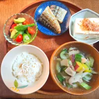 一汁三菜御膳　あっさりさつまいもと茸の塩胡椒スープ　鯖の塩焼き　おかか辛子醤油冷奴　オクラ　ミニトマト　アボカドのなめこポン酢和風ドレッシング|kazさん