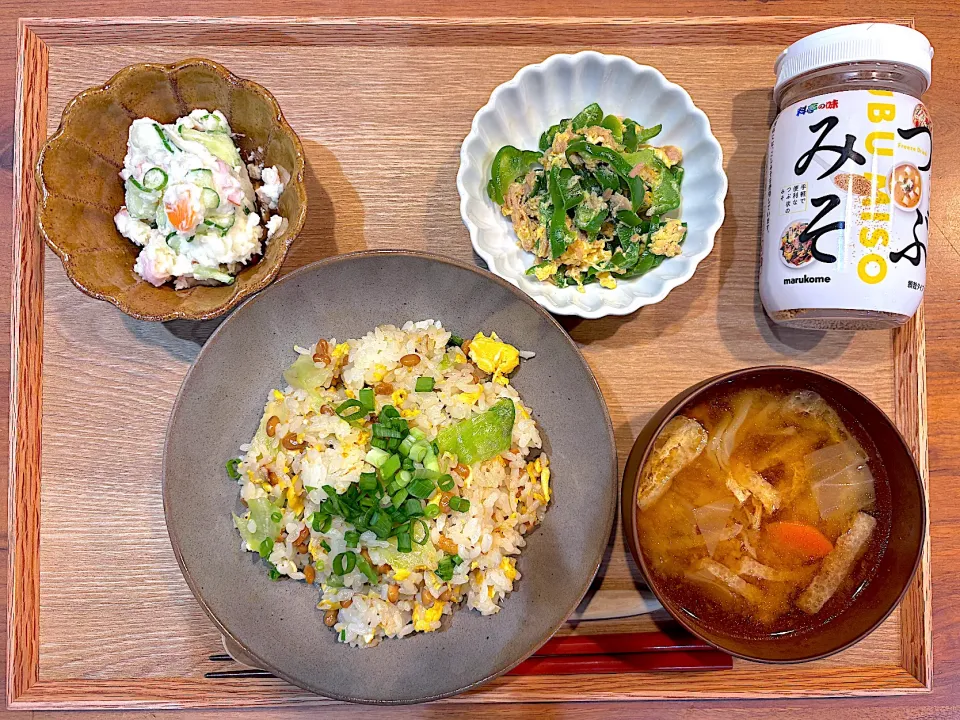 夜ご飯(納豆レタスチャーハン、ポテトサラダ、無限ピーマン、野菜味噌汁)|cocomikaさん