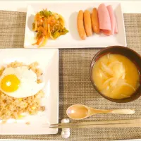 今日の夕食　鮭缶炒飯、ソーセージ、高野豆腐の味噌汁| pinknari🐰🌈さん