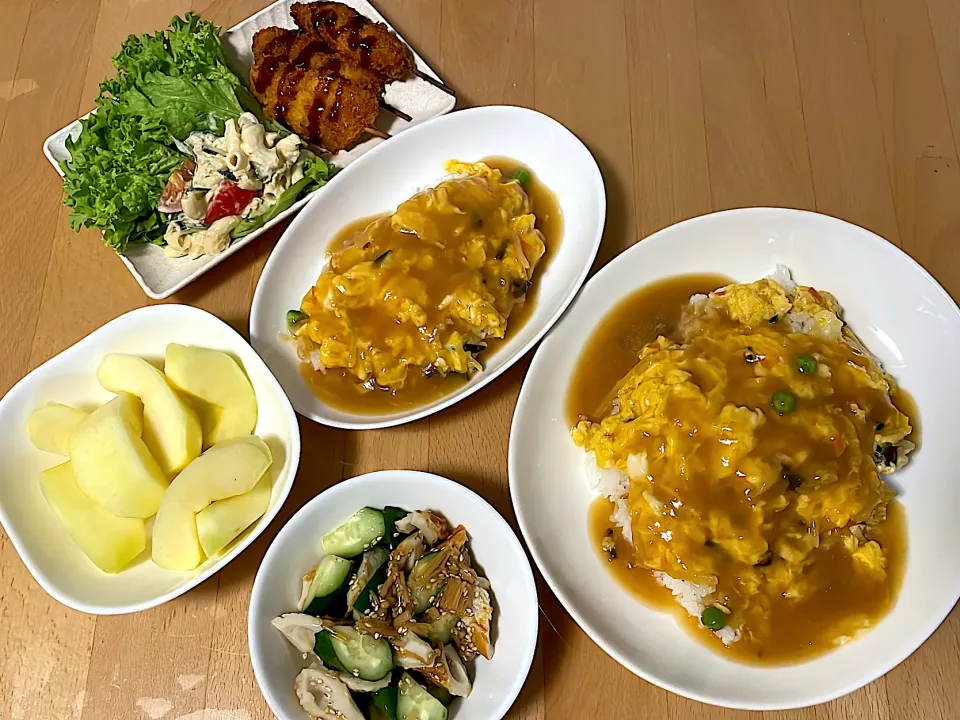 かにたまどん　サラダ　豚串カツ　きゅうりとちくわのなめ茸和え　りんご|そのみさん