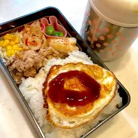 おっさん弁当　砂肝の唐揚げ　サラダ　オクラ　蓮根チンピラ　笹かま　目玉の親父　シチュー　おにぎり