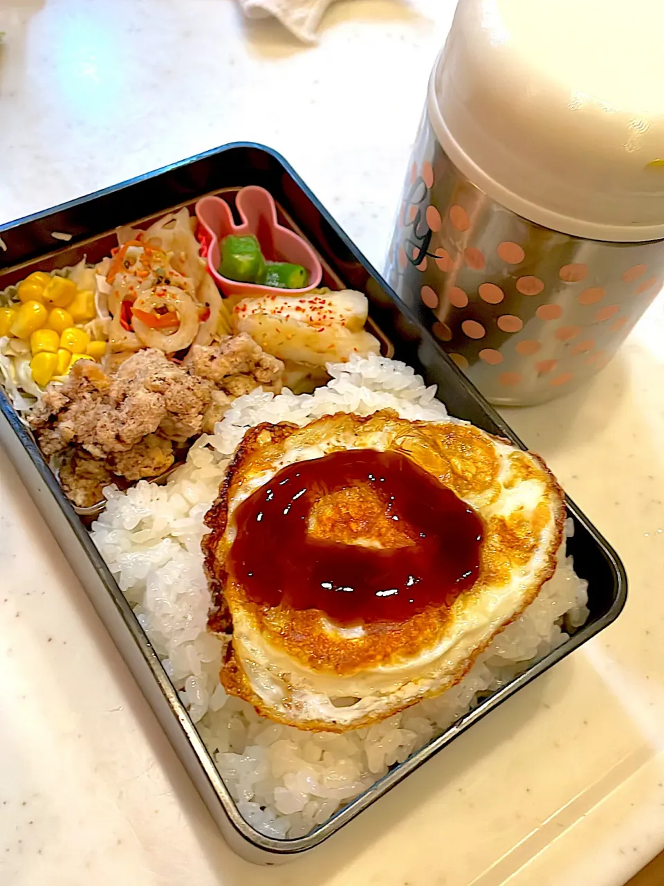 おっさん弁当　砂肝の唐揚げ　サラダ　オクラ　蓮根チンピラ　笹かま　目玉の親父　シチュー　おにぎり|ひげおやじさん