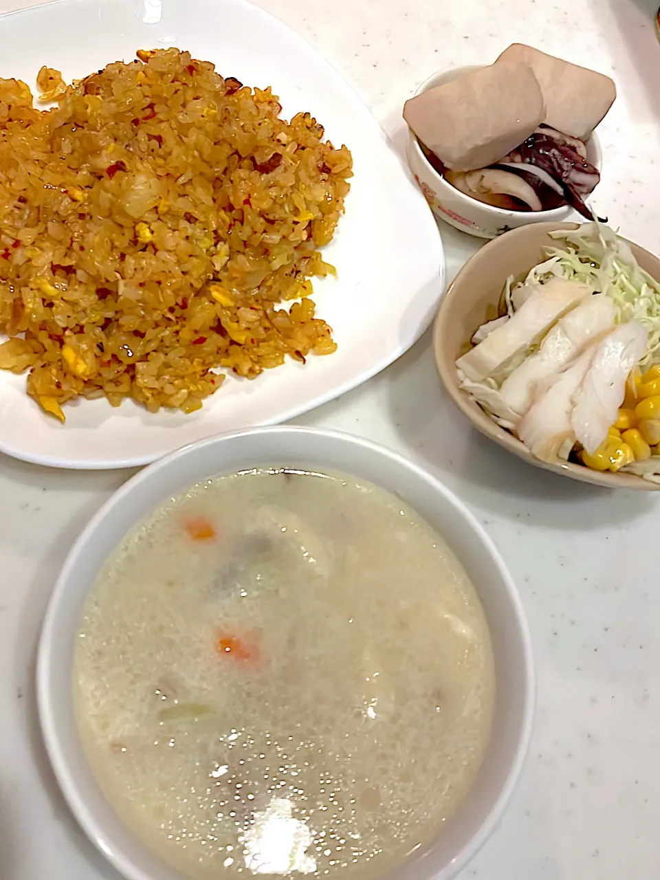 おっさん飯　サラダ　チャーハン　シチュー　イカの煮物|ひげおやじさん