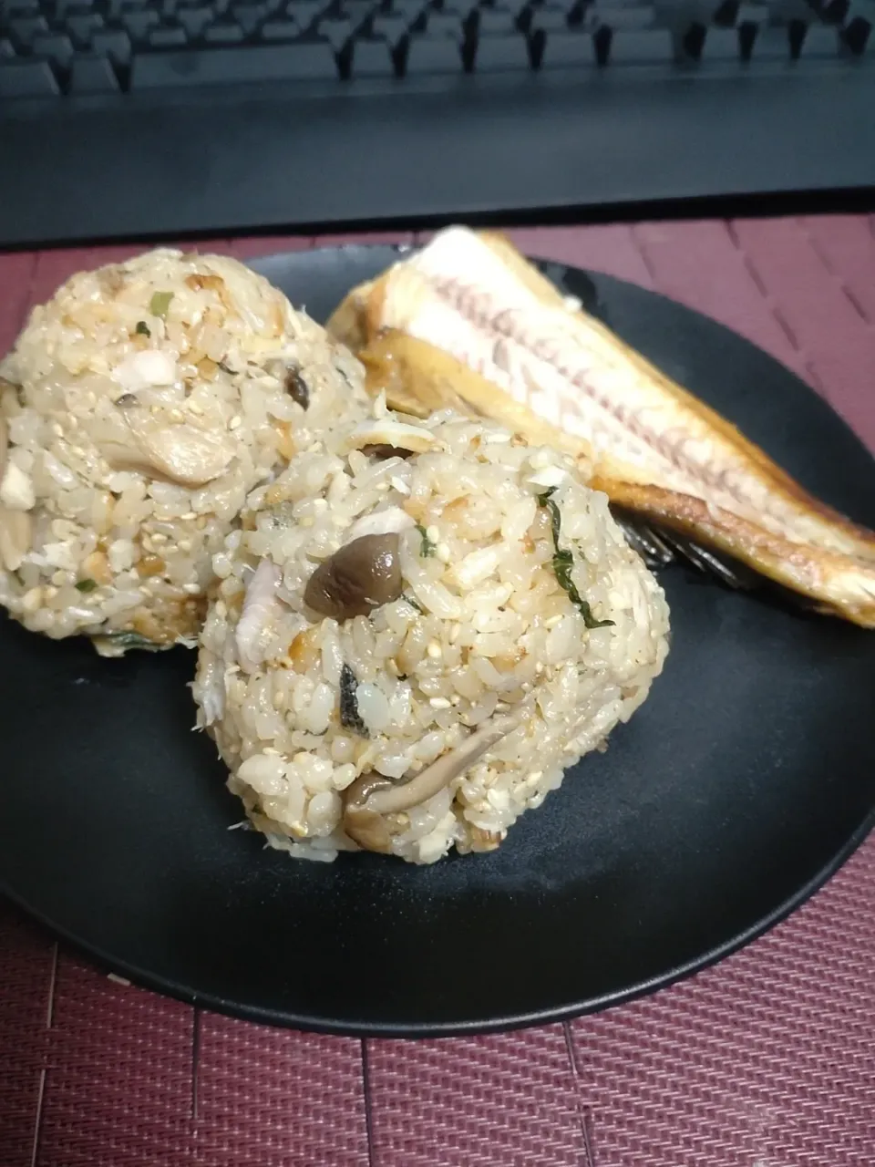 ホッケとしめじのおにぎり|みっつさん