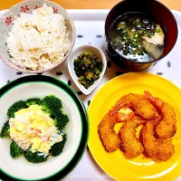 うちの晩ごはん　エビフライ、ブロッコリーのカニ玉あんかけ、大根と椎茸のお味噌汁、大根葉のふりかけ|はるさく🌸さん