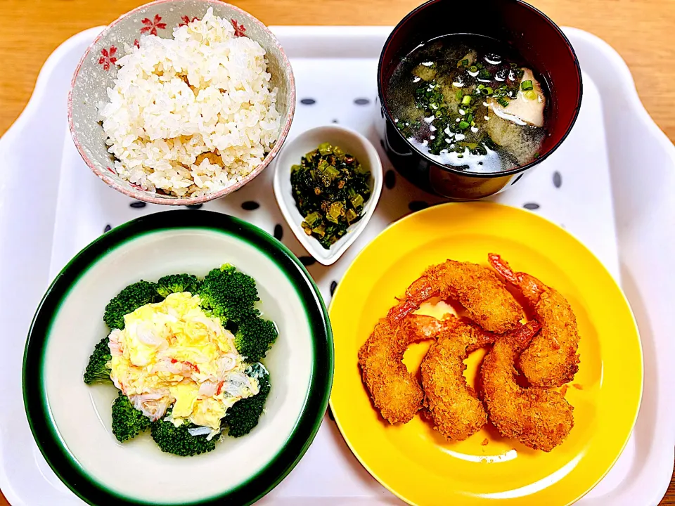 うちの晩ごはん　エビフライ、ブロッコリーのカニ玉あんかけ、大根と椎茸のお味噌汁、大根葉のふりかけ|はるさく🌸さん
