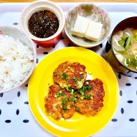 うちの晩ごはん　鶏つくねハンバーグ、もずく酢、高野豆腐、厚揚げと野菜のお味噌汁| はるさく🌸さん
