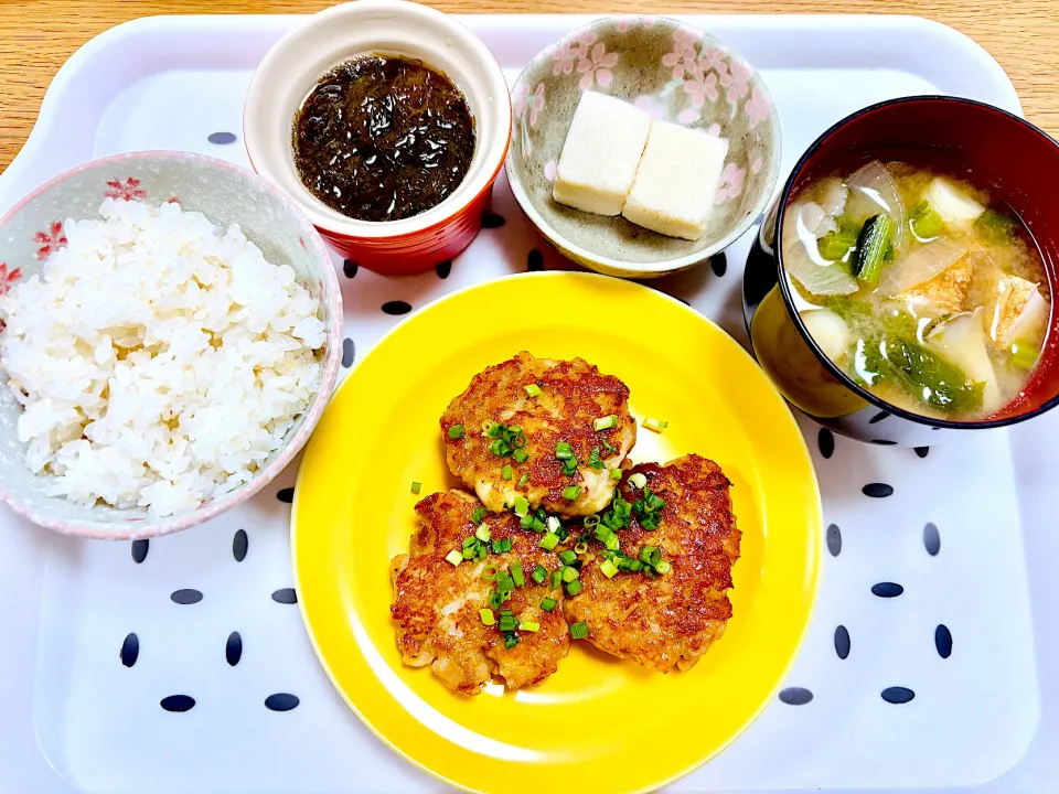 うちの晩ごはん　鶏つくねハンバーグ、もずく酢、高野豆腐、厚揚げと野菜のお味噌汁|はるさく🌸さん