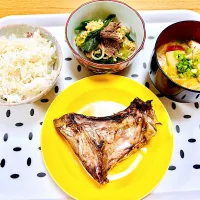 うちの晩ごはん　ブリのカマ焼き、牛すき煮、豚汁|はるさく🌸さん