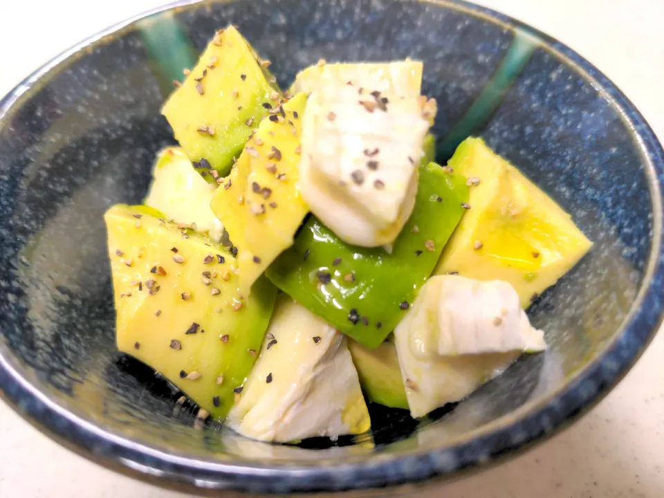 アボカドとカマンベールチーズ和えたヤツ|こむぎさん