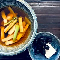 大根の皮のしょうゆ漬けとブラックオリーブとクリチー🍾