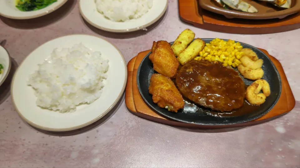 ミックスグリル、イタリアンハンバーグ、ライス、ほうれん草のソテー、ムール貝のガーリック焼き、ドリンクバー(夕飯。サイゼリヤ)|enarinさん