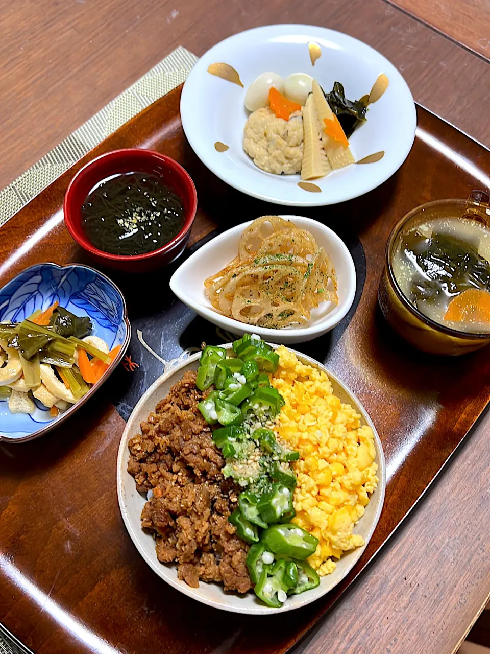 そぼろ丼　がんも煮　レンコンチップ　小松菜煮浸し　もずく　コムタンスープ|チャコイブさん