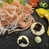 Crab in orange/lime with Champagne Vinegar & Citrus Aïoli, enriched with dulse, finished with caviar. Avocado brushed with smoked olive oil. Lime zest.|Samさん