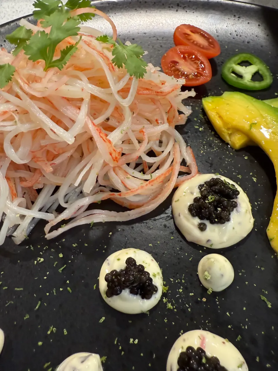 Crab in orange/lime with Champagne Vinegar & Citrus Aïoli, enriched with dulse, finished with caviar. Avocado brushed with smoked olive oil. Lime zest.|Samさん