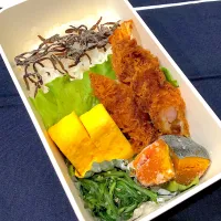 塩昆布ご飯、たまご焼き、エビフライ、ほうれん草胡麻和え、蒸しカボチャ|きらきらさん