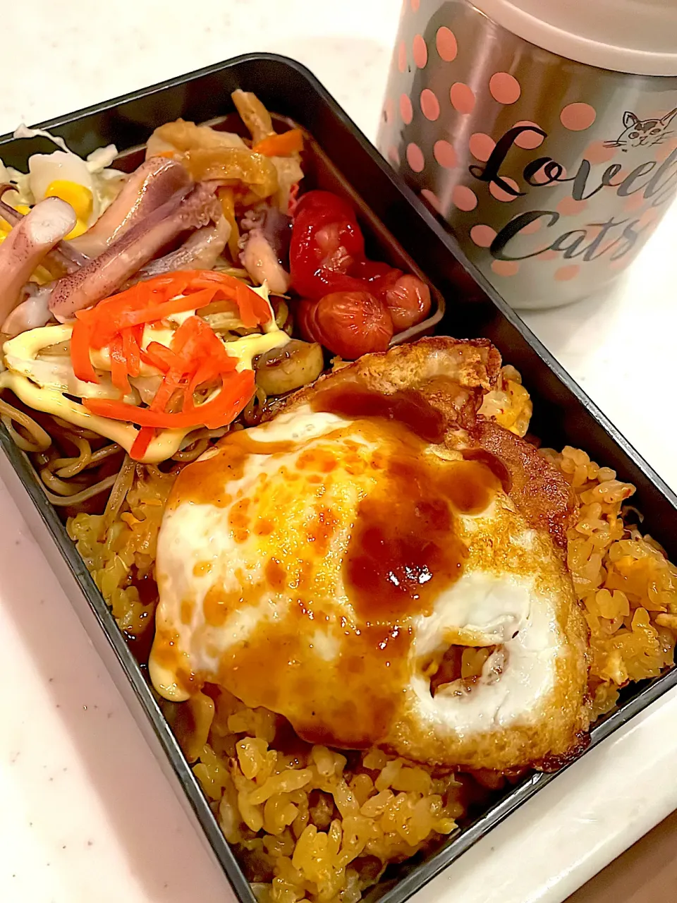 おっさん弁当　蓮根のチンピラ　サラダ　焼きそば　アオリイカの煮物　ソーセージ　目玉の親父　チャーハン|ひげおやじさん