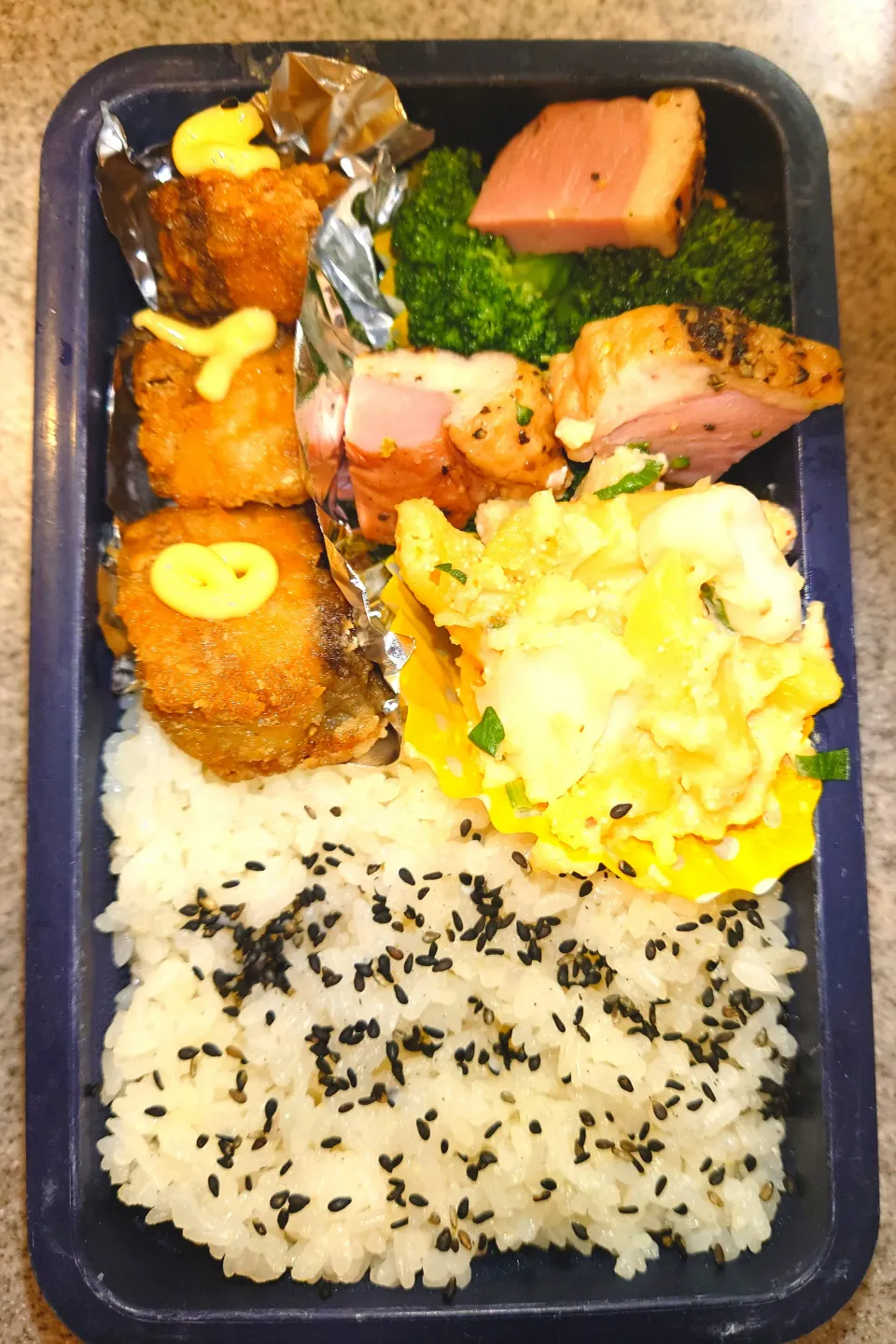 ブリ竜田揚げ、イカ明太クリームペンネ、合鴨スモークブロッコリー、ごま塩弁当11/19|まりっぺ2025さん