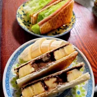 朝食(バナナチョコサンドイッチとハムサンド)