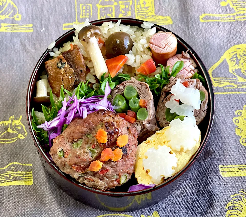 秋刀魚の炊き込みご飯、ハンバーグ、インゲンと金時人参牛肉巻き、|めみさん