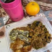 なす、ししとう、豚ひき肉のキーマカレー、ご飯、もずくちくわ卵焼き、ケンタッキーフライドチキン、味噌汁、みかん|pandavさん