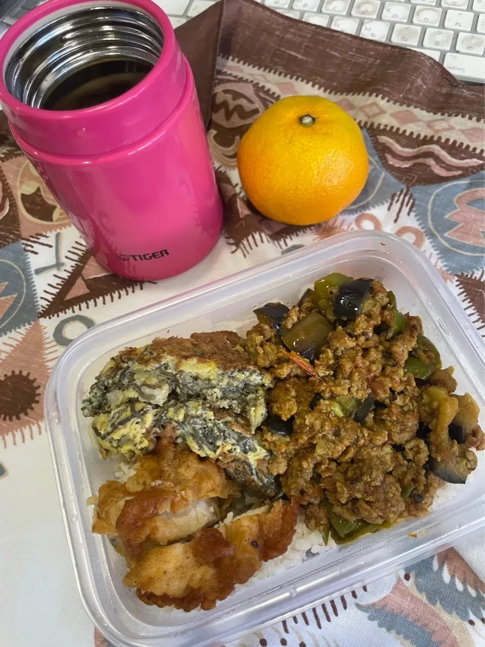 なす、ししとう、豚ひき肉のキーマカレー、ご飯、もずくちくわ卵焼き、ケンタッキーフライドチキン、味噌汁、みかん|pandavさん