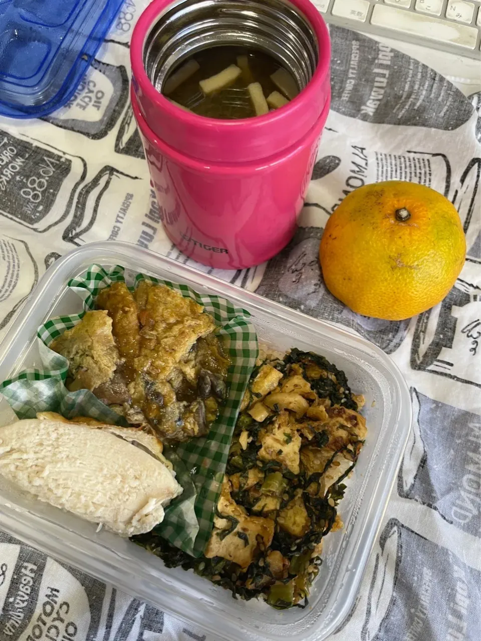 かに玉、鶏胸肉ソテー、小松菜と厚揚げ炒め、ごはん、みかん、味噌汁|pandavさん