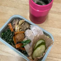 豚肉のゴーヤチャンプル、小松菜とにんじんナムル、鶏胸肉ソテー、梅干し、きゅうりの甘酢漬、ごはん、味噌汁|pandavさん