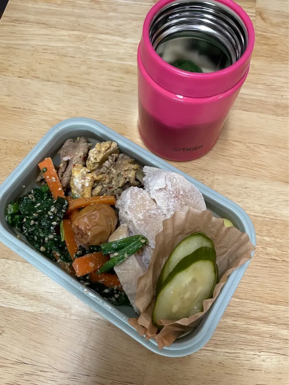 豚肉のゴーヤチャンプル、小松菜とにんじんナムル、鶏胸肉ソテー、梅干し、きゅうりの甘酢漬、ごはん、味噌汁|pandavさん