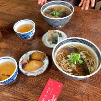 にしんそばといなり寿司のセットと鯖寿司のセットをいただきまーす😋（実況中継中）|なびさん