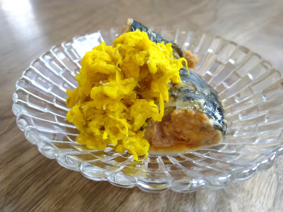 鯖缶と菊の酢の物|古尾谷りかこさん