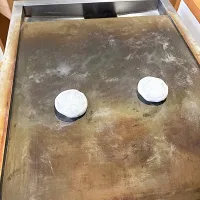 やきもちを鉄板で焼いてもらって（実況中継中）| なびさん