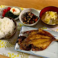 #根菜ひじき煮 #アジの開き #カブ大根キャベツのお味噌汁 #ほうれん草胡麻和え #トマト #半熟ゆで卵|しょうママさん