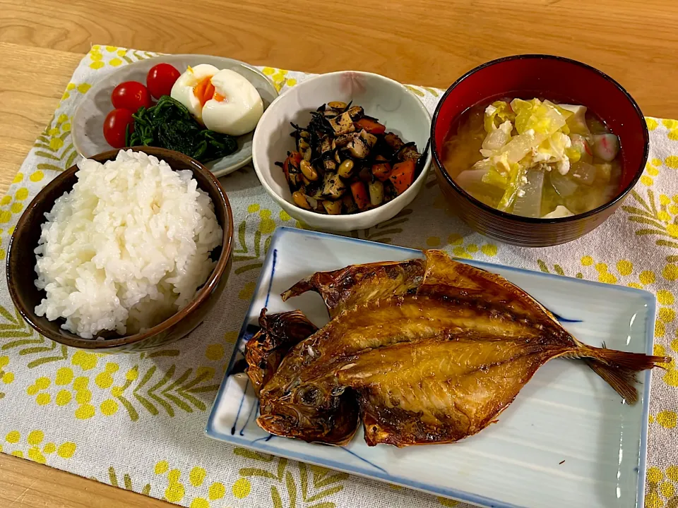 #根菜ひじき煮 #アジの開き #カブ大根キャベツのお味噌汁 #ほうれん草胡麻和え #トマト #半熟ゆで卵|しょうママさん