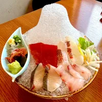 【お造り】天然南鮪と由比港天然地魚の富士山盛り🗻
芽物色々　本山葵　土佐醤油|ゆうじ.さん