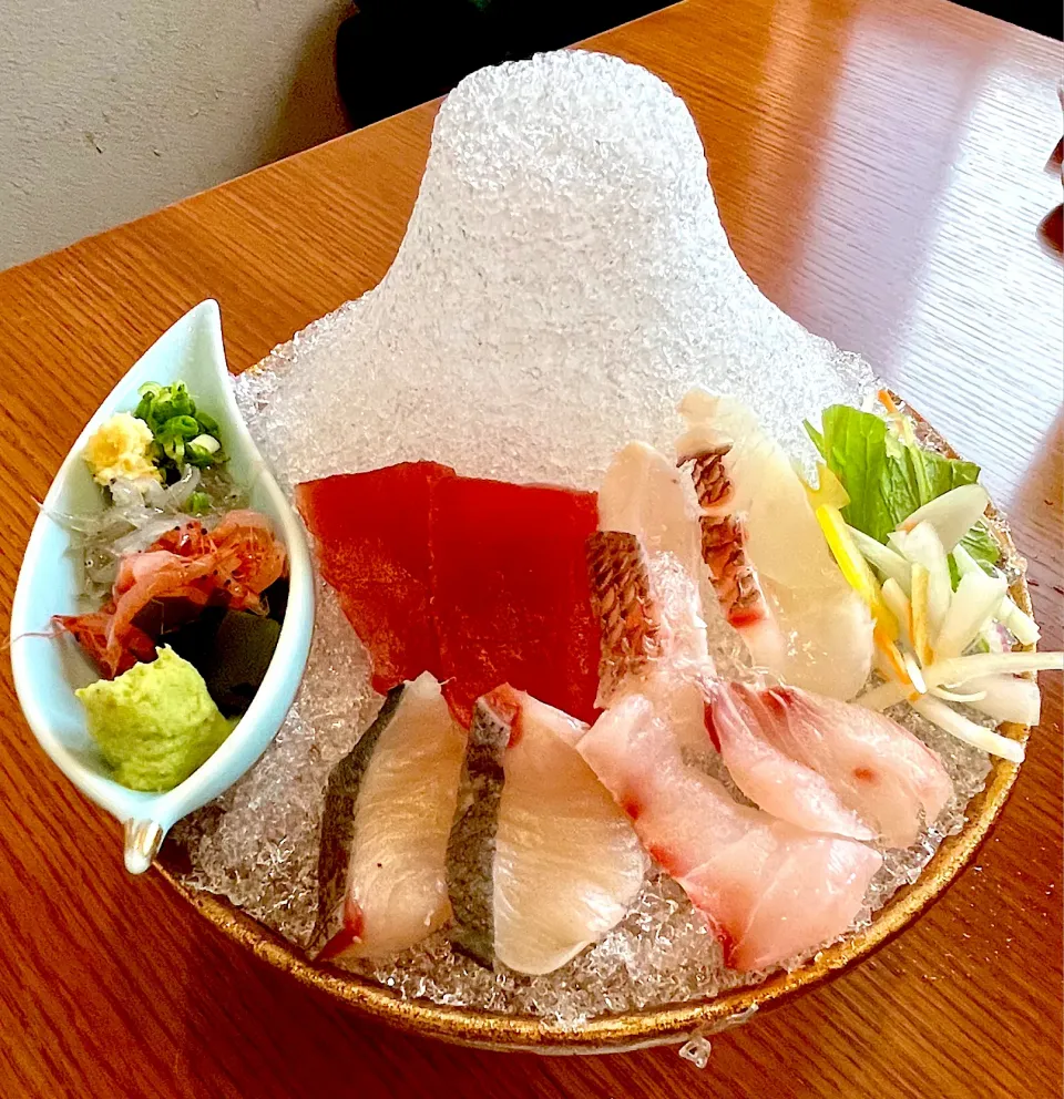 【お造り】天然南鮪と由比港天然地魚の富士山盛り🗻
芽物色々　本山葵　土佐醤油|ゆうじ.さん