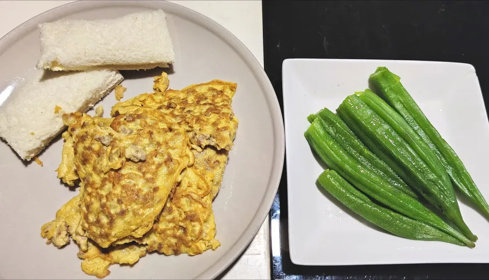 Dinner tonight 😃 butter sugar bread, pork omelette, boiled okra 😂🤗 no rice for tonight😌|🍒lynnlicious🍒さん