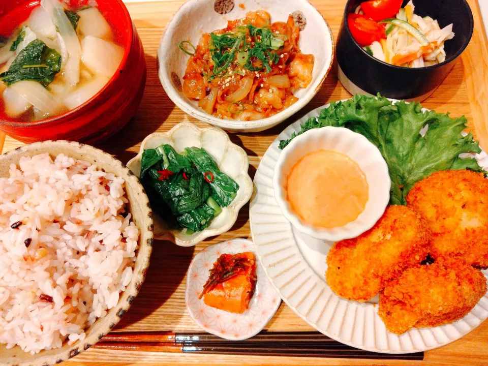 はんぺん海老カツ(オーロラソース)、生姜焼き、カニカマときゅうりのスパゲティマヨサラダ、カブの葉のお漬物、明太子、カブと大根のお味噌汁|samさん