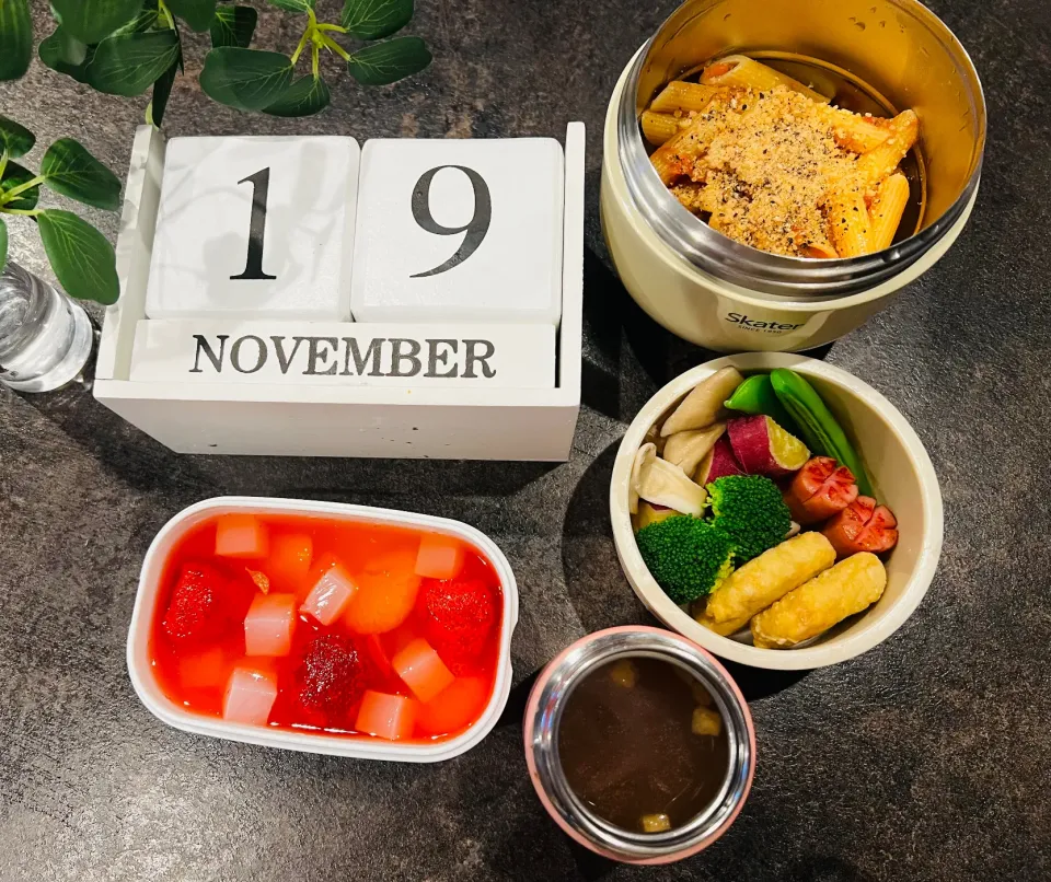 ミートペンネと温野菜とか色々弁当。炭酸ゼリーは苺も入って豪華版|MUY_Beeeeさん