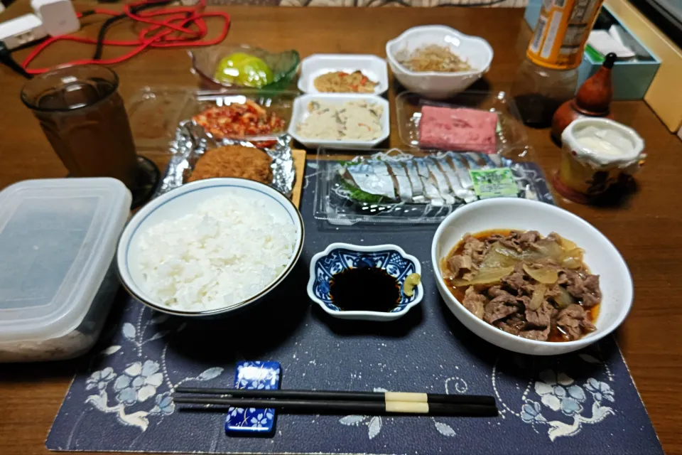 ご飯、自家製牛皿、大めばちまぐろのたたき、メンチカツ、しめ鯖お造り、キムチ、卯の花のお惣菜、切り干し大根のお惣菜、焼きそば、六条麦茶、練乳かけ手作り牛乳ゼリー(夕飯)|enarinさん