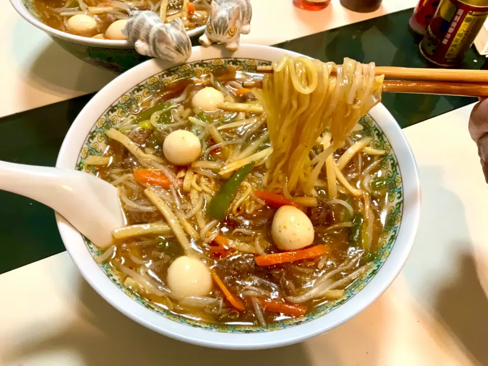 ステーキ肉を細切りにして青椒肉絲に。うずらの玉子、にんじん、もやし、ネギを加えて、ドロっと熱々の五目ラーメン|Takeshi  Nagakiさん