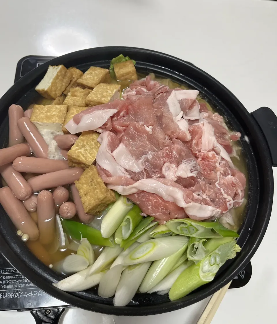 晩御飯☆寄せ鍋。大根・豚こま・葱・ウインナー・厚揚げ・えのき・白菜・鍋野菜ミックス|Saharaさん