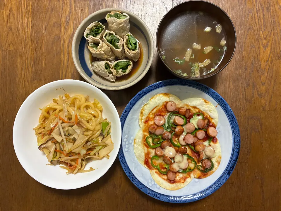 餃子の皮ピザ／レタス肉巻き／焼きうどん

パリッと焼けた 餃子の皮ピザ がめっちゃ良い香り…🤤
レタスをくるっと巻いた 肉巻き はジューシーでさっぱり！
仕上げに 焼きうどん で満足感もしっかり◎
今日も幸せごはんでした💛|よらさん