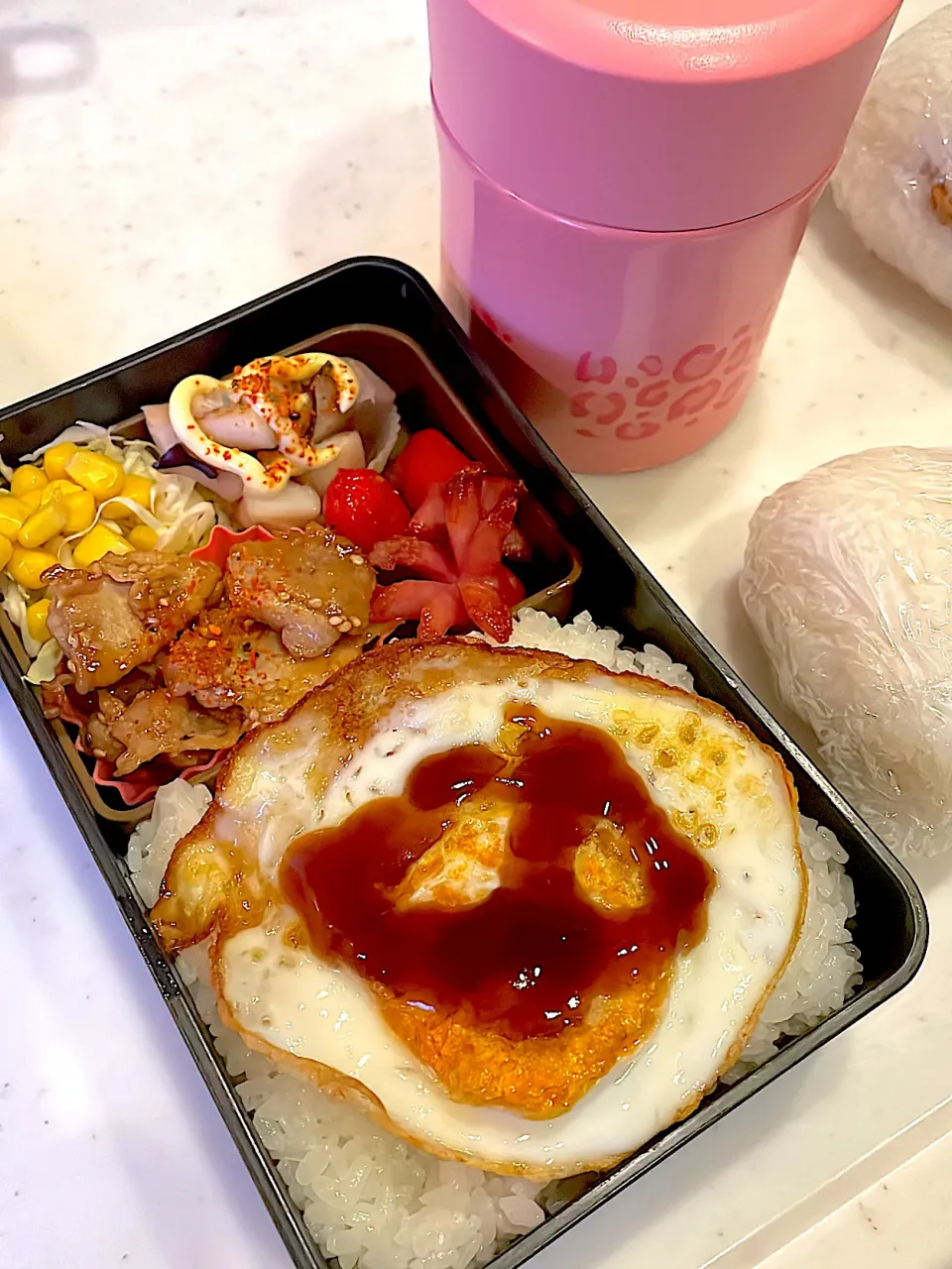 おっさん弁当　アオリイカの煮物　サラダ　蓮根肉炒め　たこさん　目玉の親父　シチュー　おにぎり|ひげおやじさん