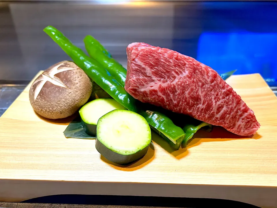 ③11月19日・［鉄板焼き🍖］・焼く前のお肉🐮✨|山勝さん