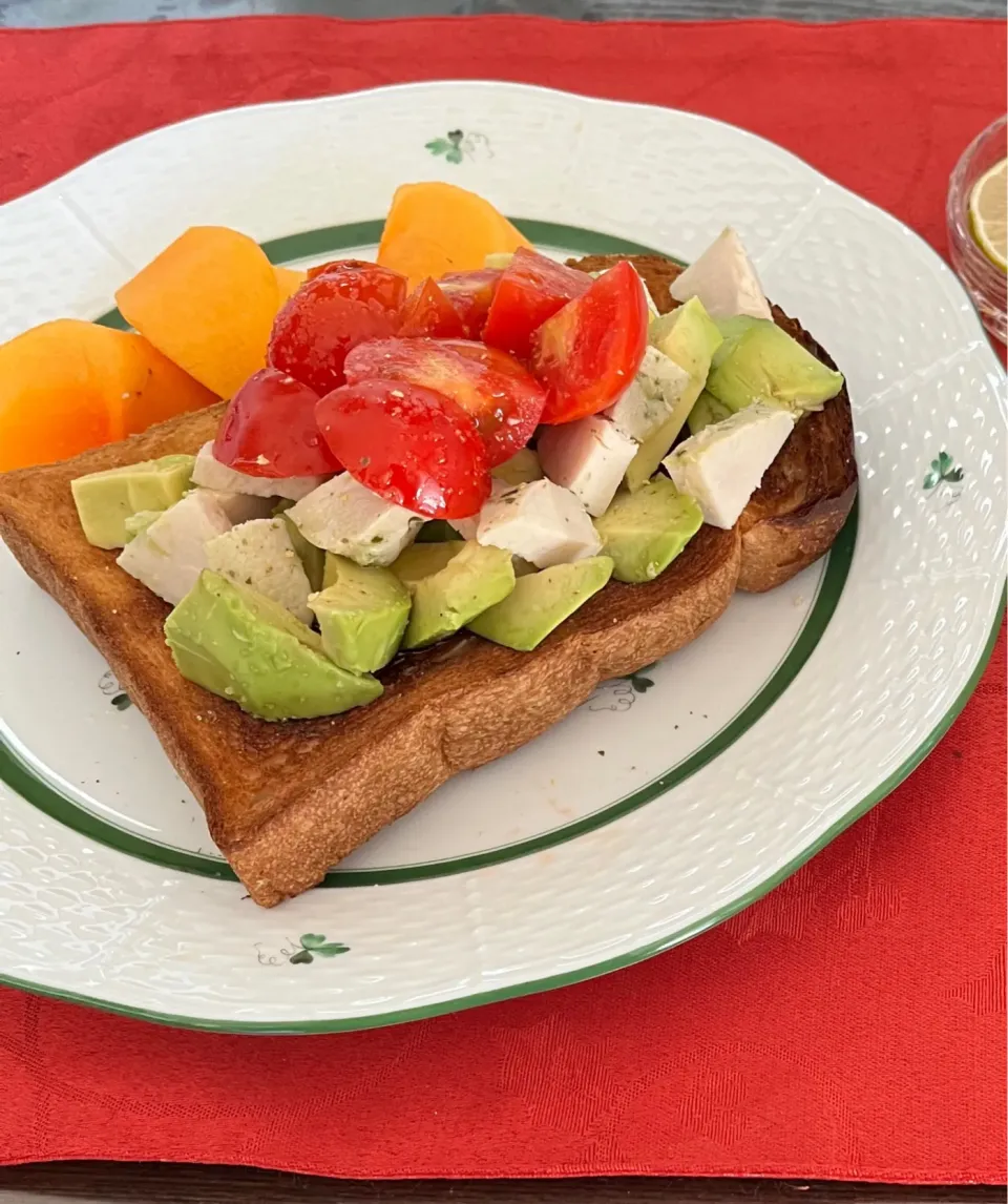 相変わらず美味しいです❣️胸肉のハーブ蒸しと、アボガド🥑と、ミニトマト。そして日清やさしく香るバージンオリーブオイルと山椒塩❣️|tamemitiさん